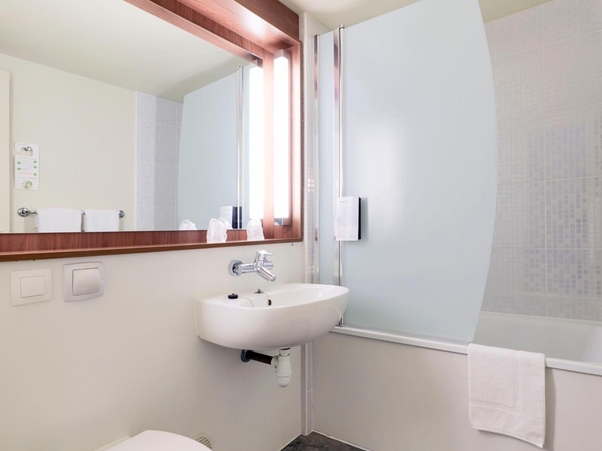 Campanile Hotel Бове Экстерьер фото
