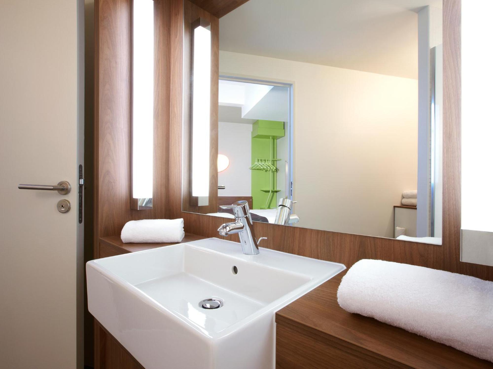 Campanile Hotel Бове Экстерьер фото